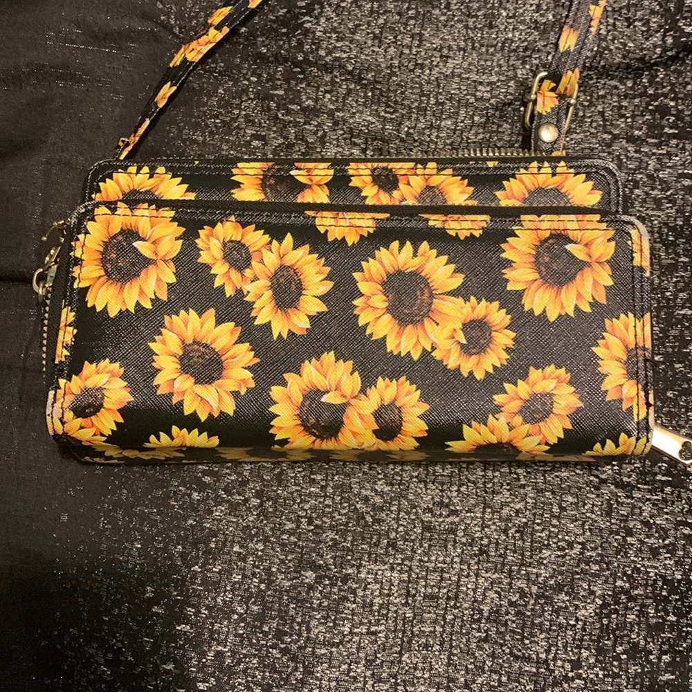 Yellow black and white purse never been used